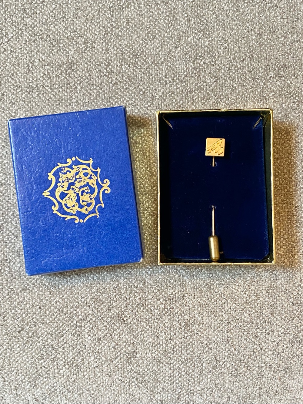 Boeing 737 Logo Gold Stick Hat Pin Airplane Employee Collectible in Original Box